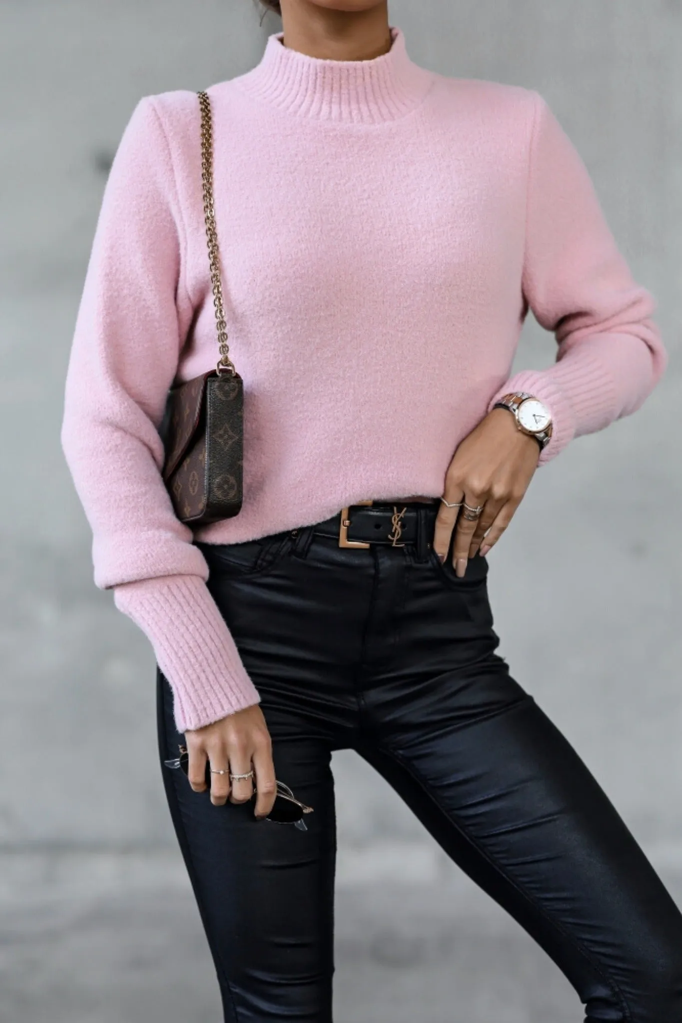 Maglione oversize a collo alto rosa in filato soffice con collo e polsini alti a coste