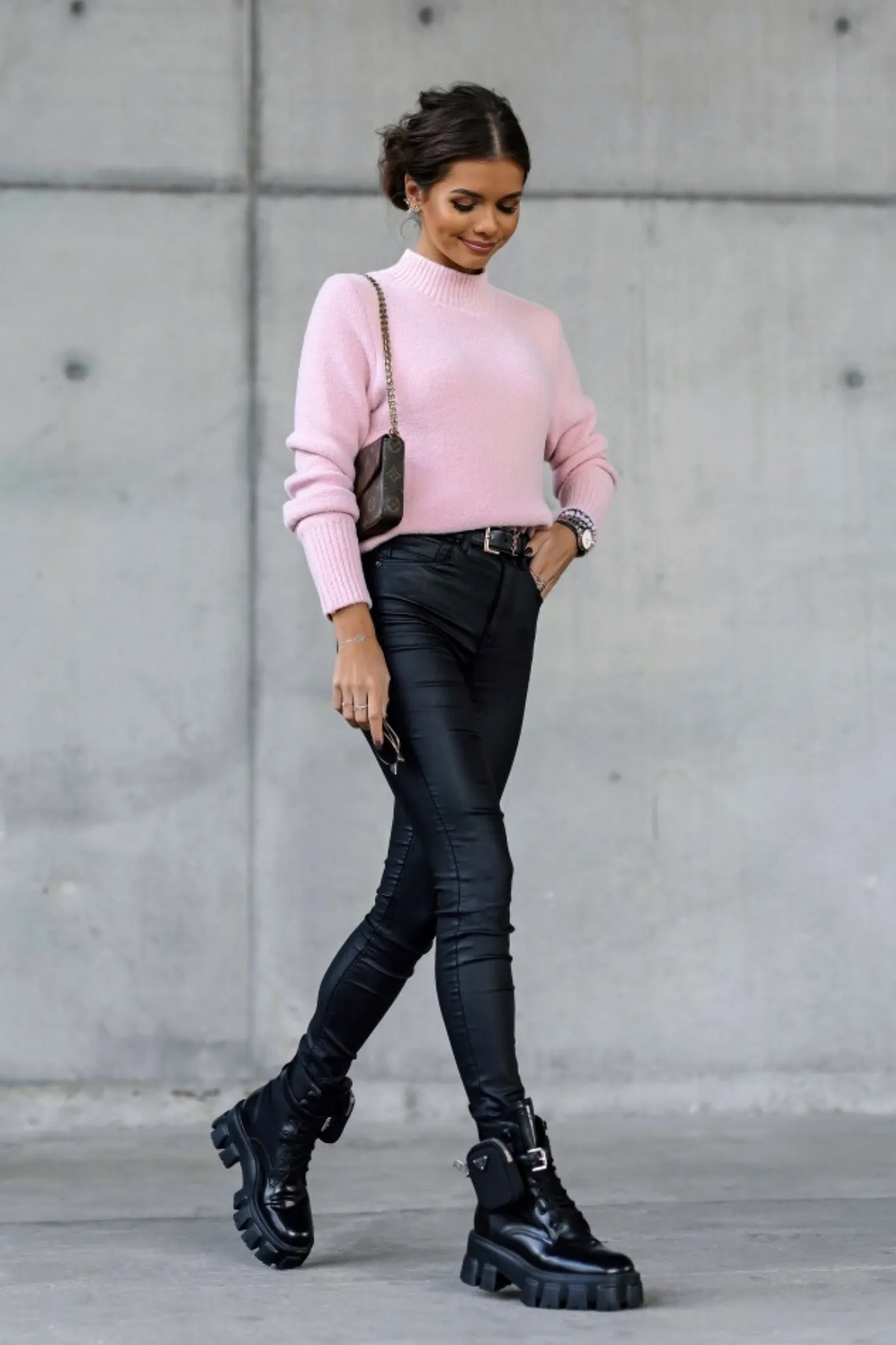 Maglione oversize a collo alto rosa in filato soffice con collo e polsini alti a coste