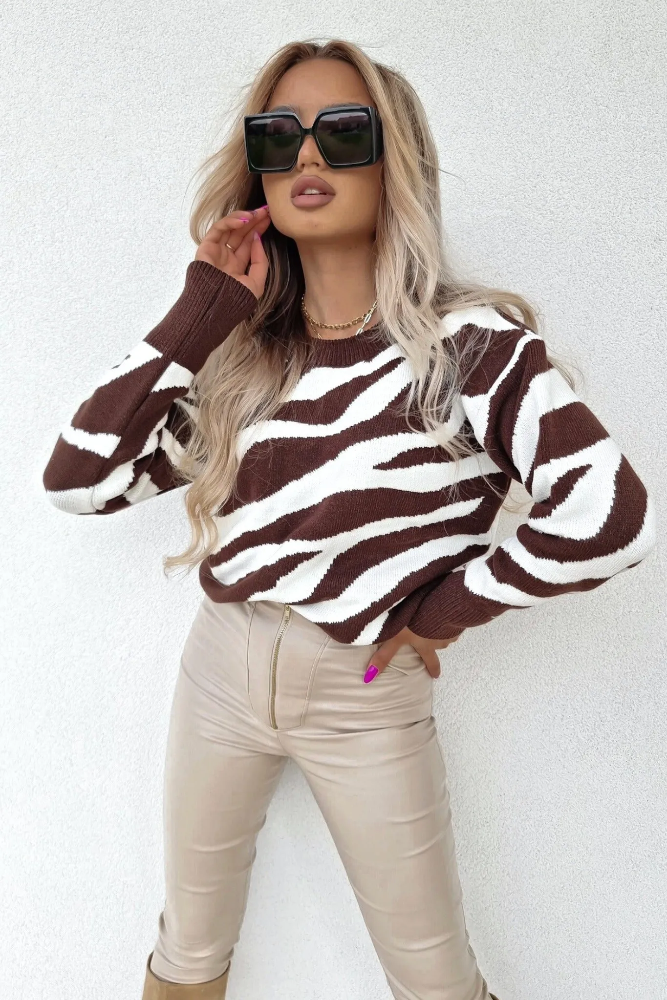 Maglione oversize a stampa bicolore marrone e bianco con collo e polsini alti a coste